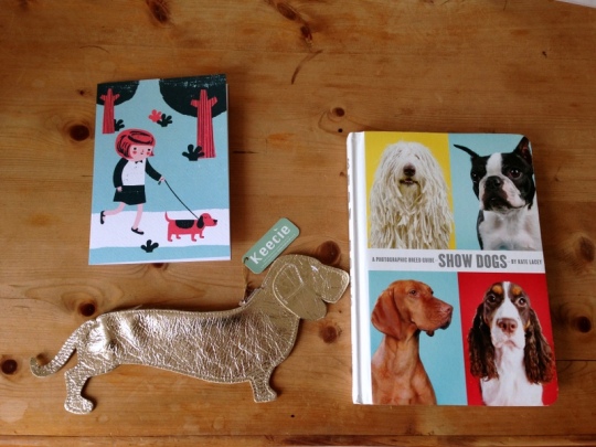 Postkarte von Ben Javens UK__Dackelbörse von Keecie NL und Buch "Show Dogs" von Kate Lacey